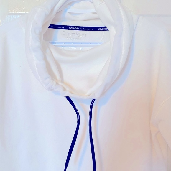 🤍CALVIN KLIEN 🤍performance white hoodie with a scoop draw string neck. - Picture 6 of 12